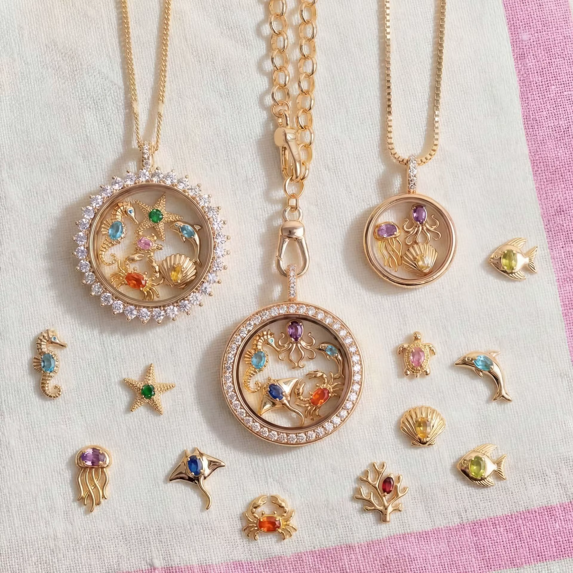 Collier pendentif DIY en forme de cœur creux transparent 18K avec zircon et thème vie marine