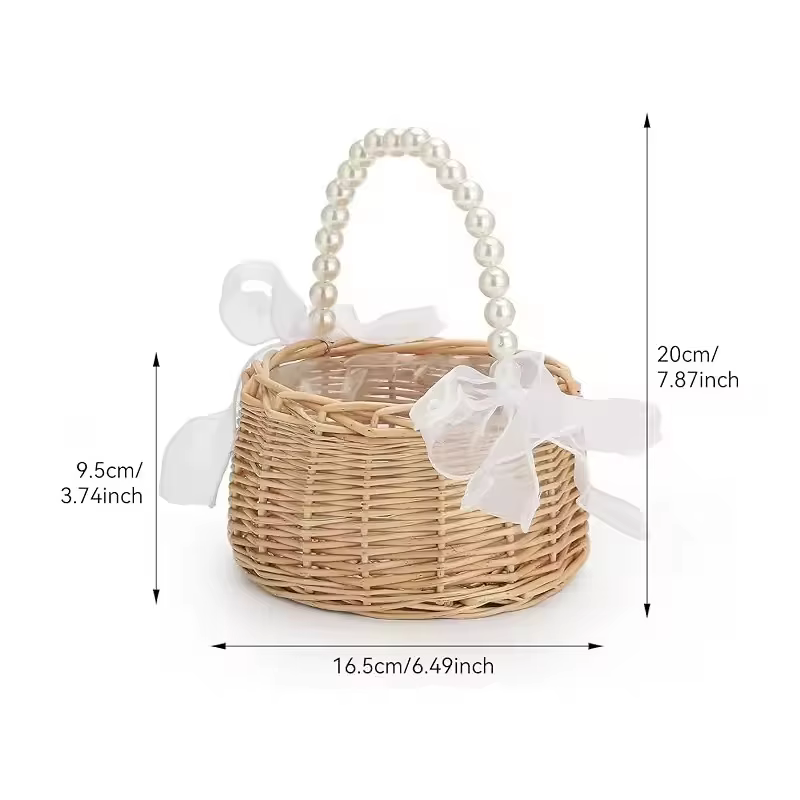Un panier à fleurs en osier et rotin pour enfant