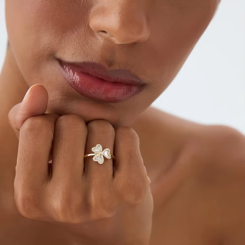 Bague trèfle porte-bonheur en or 18 carats pour femme – Bracelet empilable élégant avec breloque à quatre feuilles