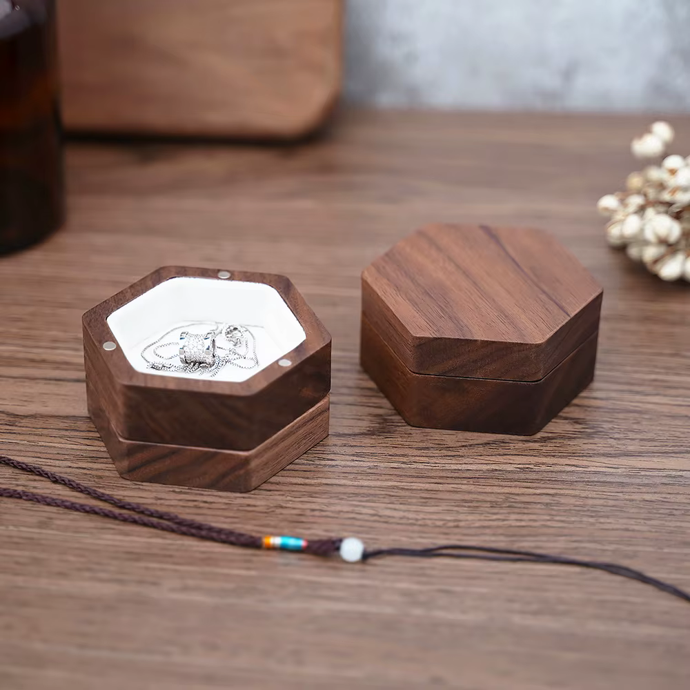 Boîte à bijoux en bois massif