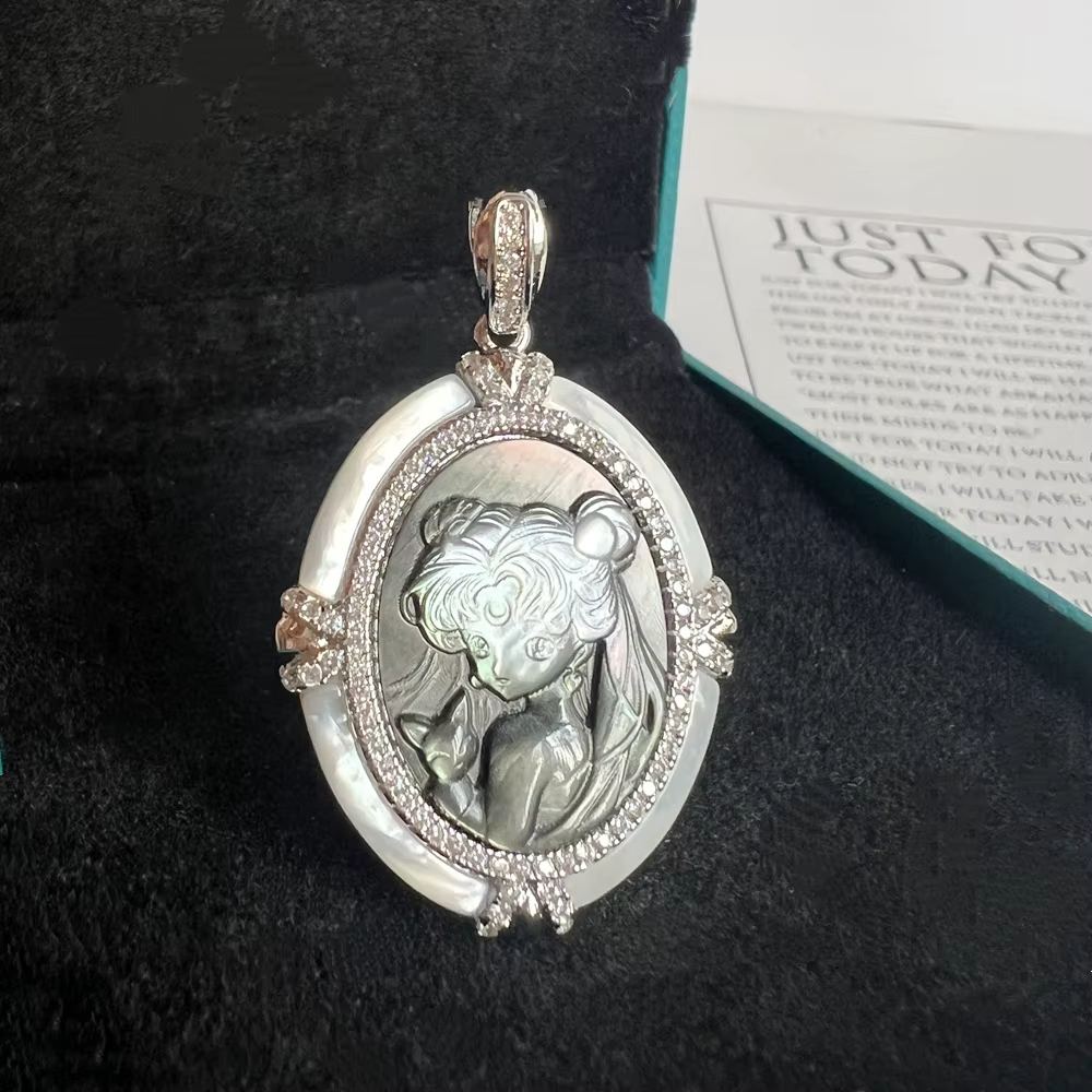 Pendentif vintage Sailor Moon gravé en nacre