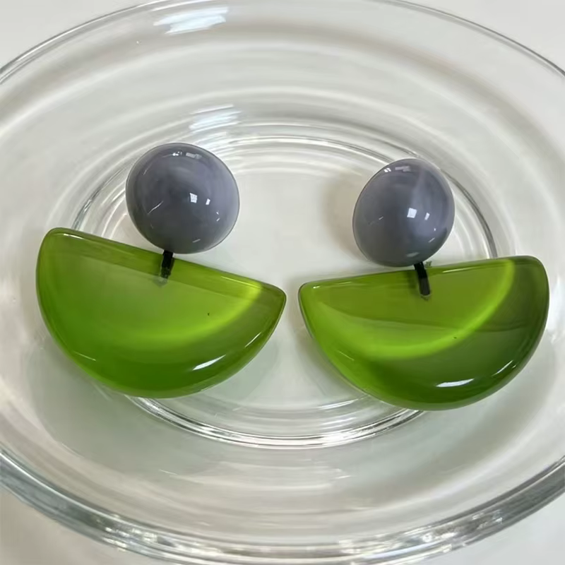 Boucles d'oreilles pendantes simples en résine