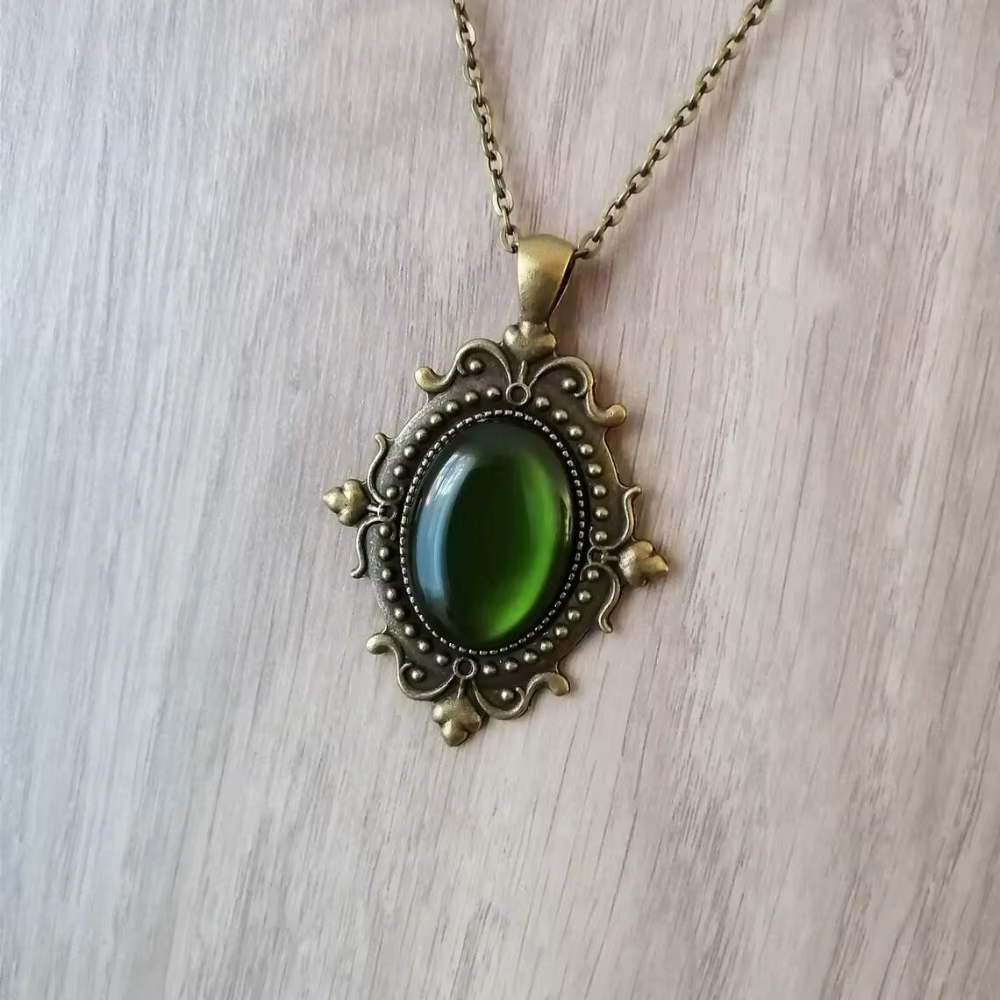 Collier avec pendentif ovale en opale verte