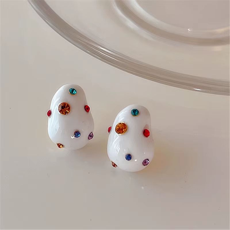 Boucles d'Oreilles Blanches Irrégulières avec Strass Colorés