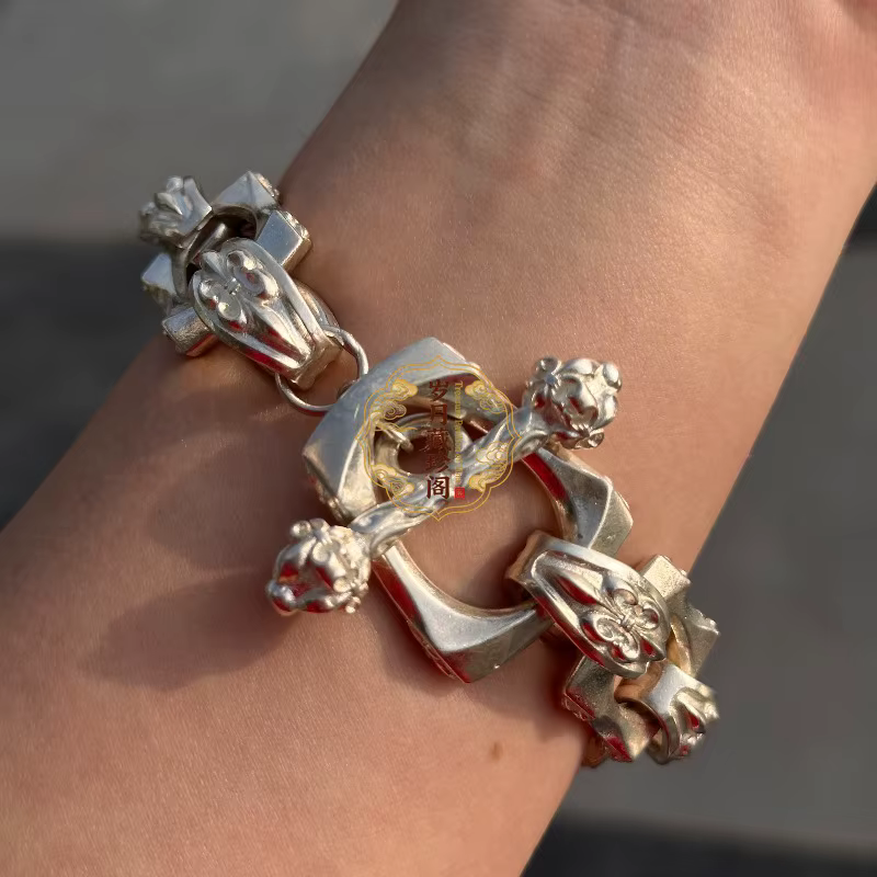 Bracelet vintage tibétain en argent sculpté à la main