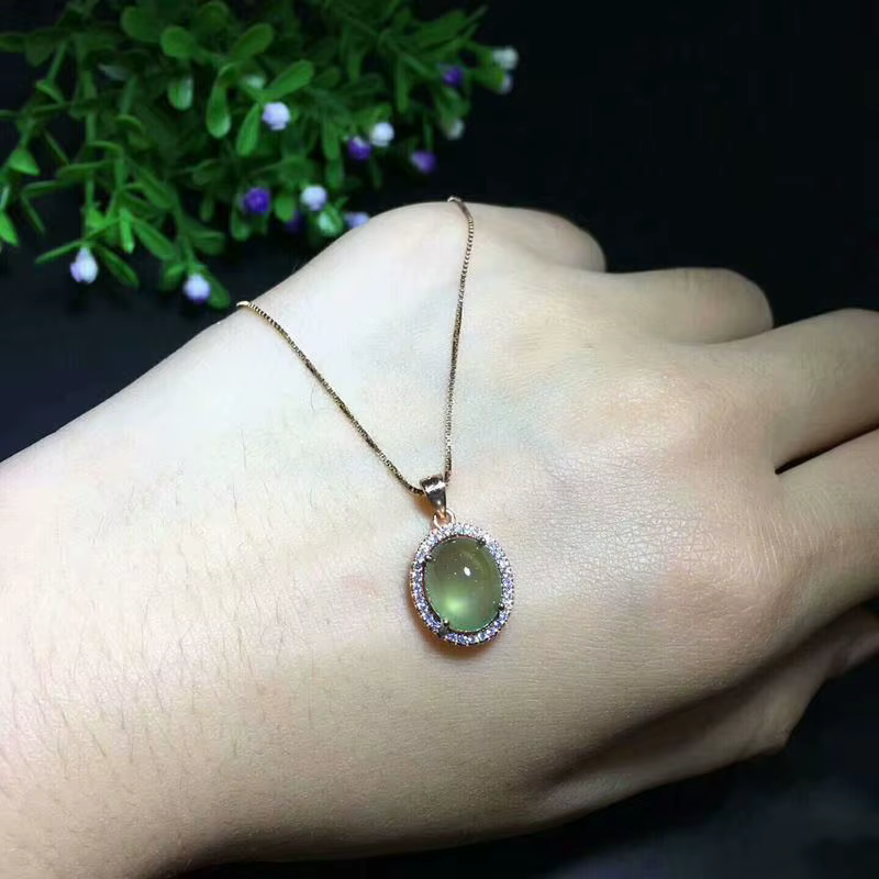 Collier avec pendentif en préhnite naturelle incrustée en argent