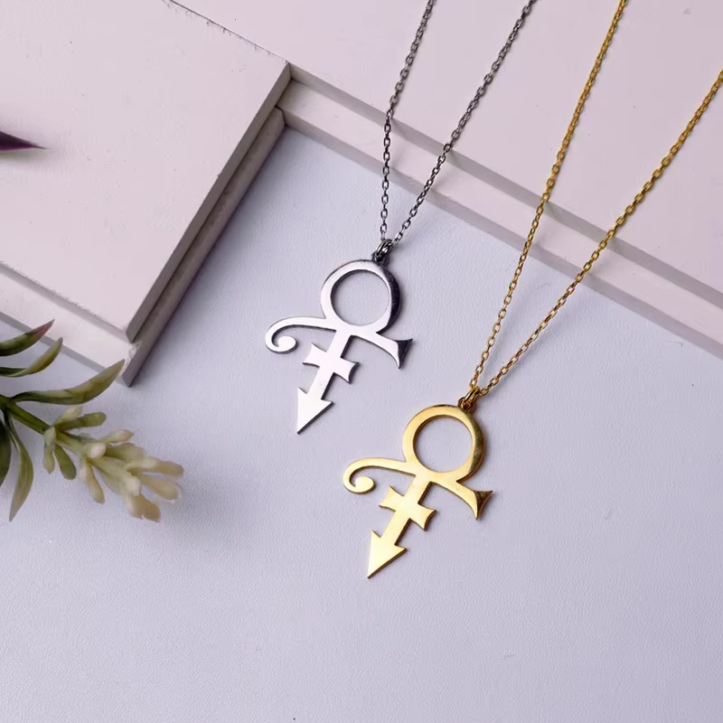 Nouveau Collier Symbole Prince 2026 en Acier Inoxydable Couleur Argent