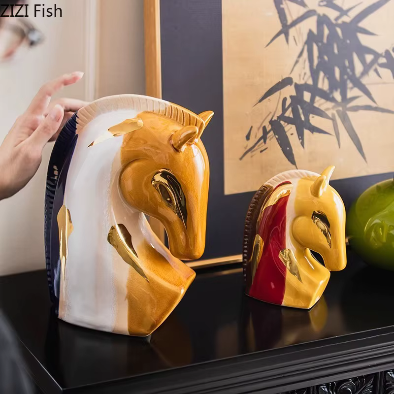 Statue de cheval en céramique peinte plaquée or