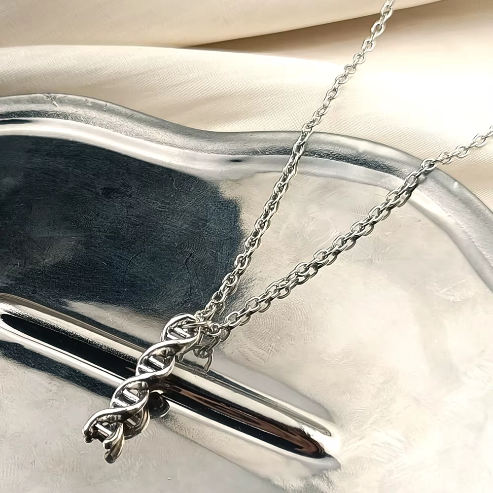 Collier minimaliste en argent avec double hélice ADN