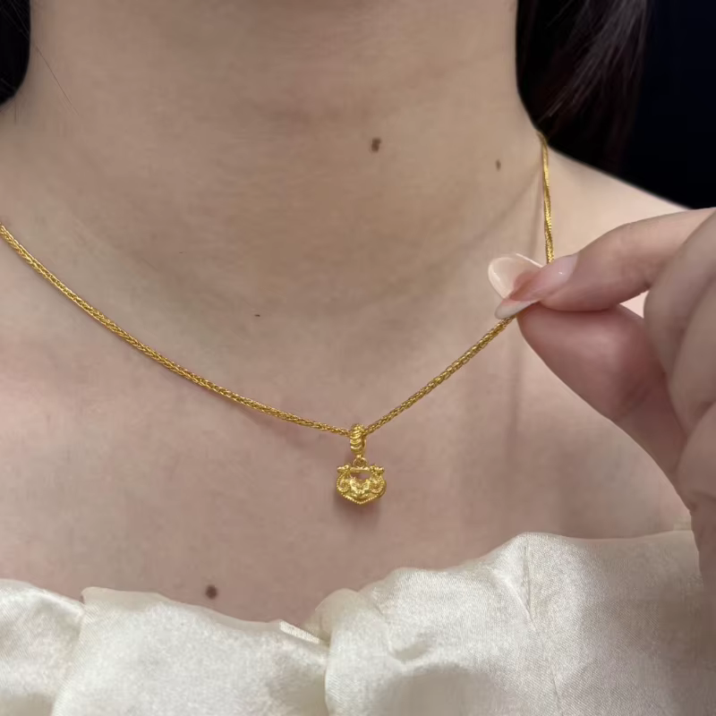 Antique or artisanat vintage mini fleur de lotus Ruyi serrure pendentif exquis collier