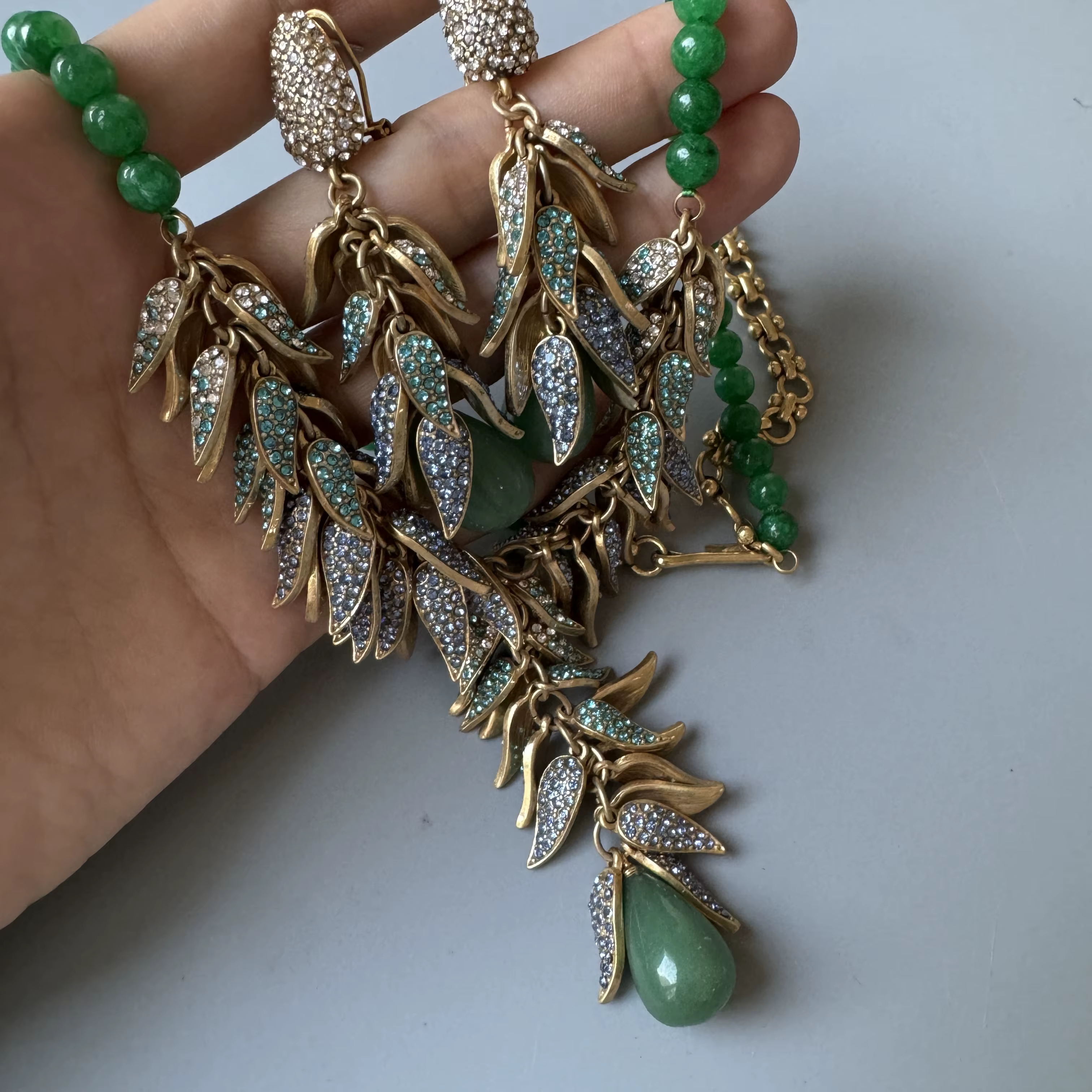 Collier vintage avec pampilles florales sculptées en trois dimensions et boucles d'oreilles clous