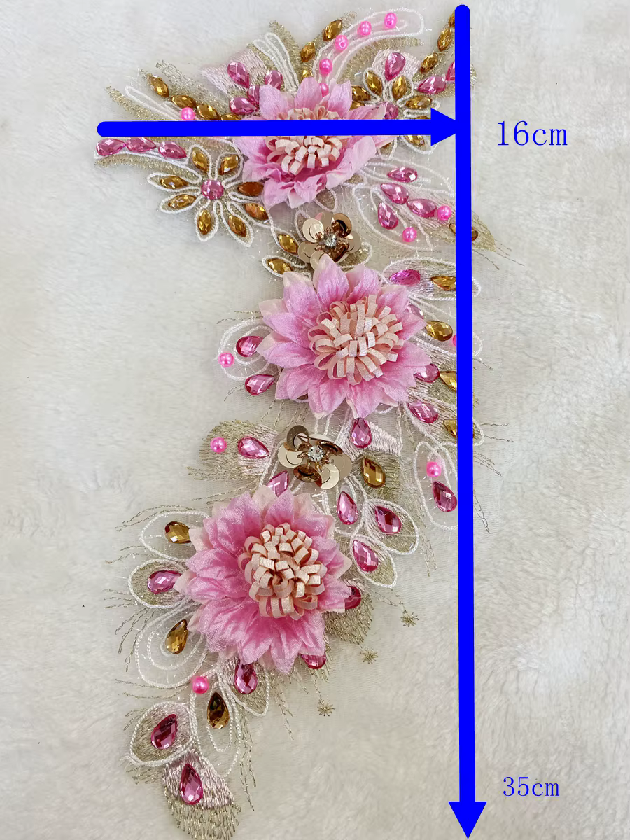 Tissu rose 3D avec des appliques florales et des perles brillantes