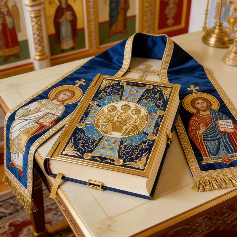 Couverture de livre de chants orthodoxes plaquée or de luxe avec icône émaillée de la Sainte Trinité pour la liturgie