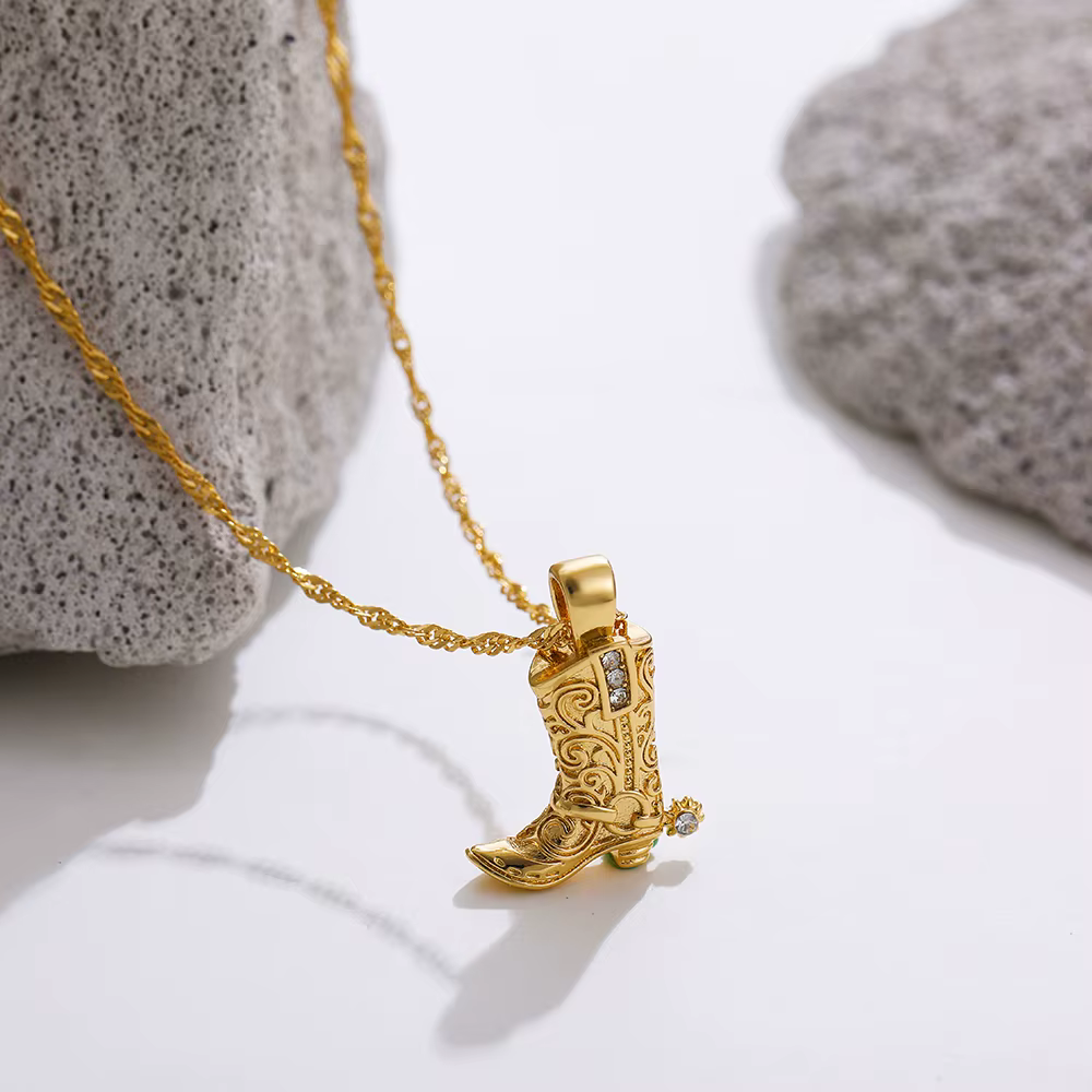 Collier pendentif botte de cowboy western couleur or