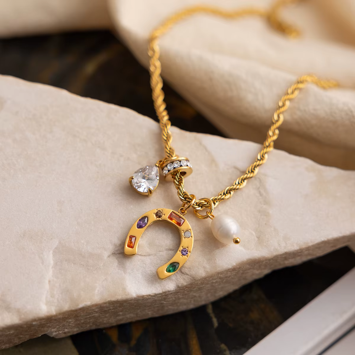 Zora – collier avec pendentif en forme de fer à cheval en Zircon coloré pour femmes