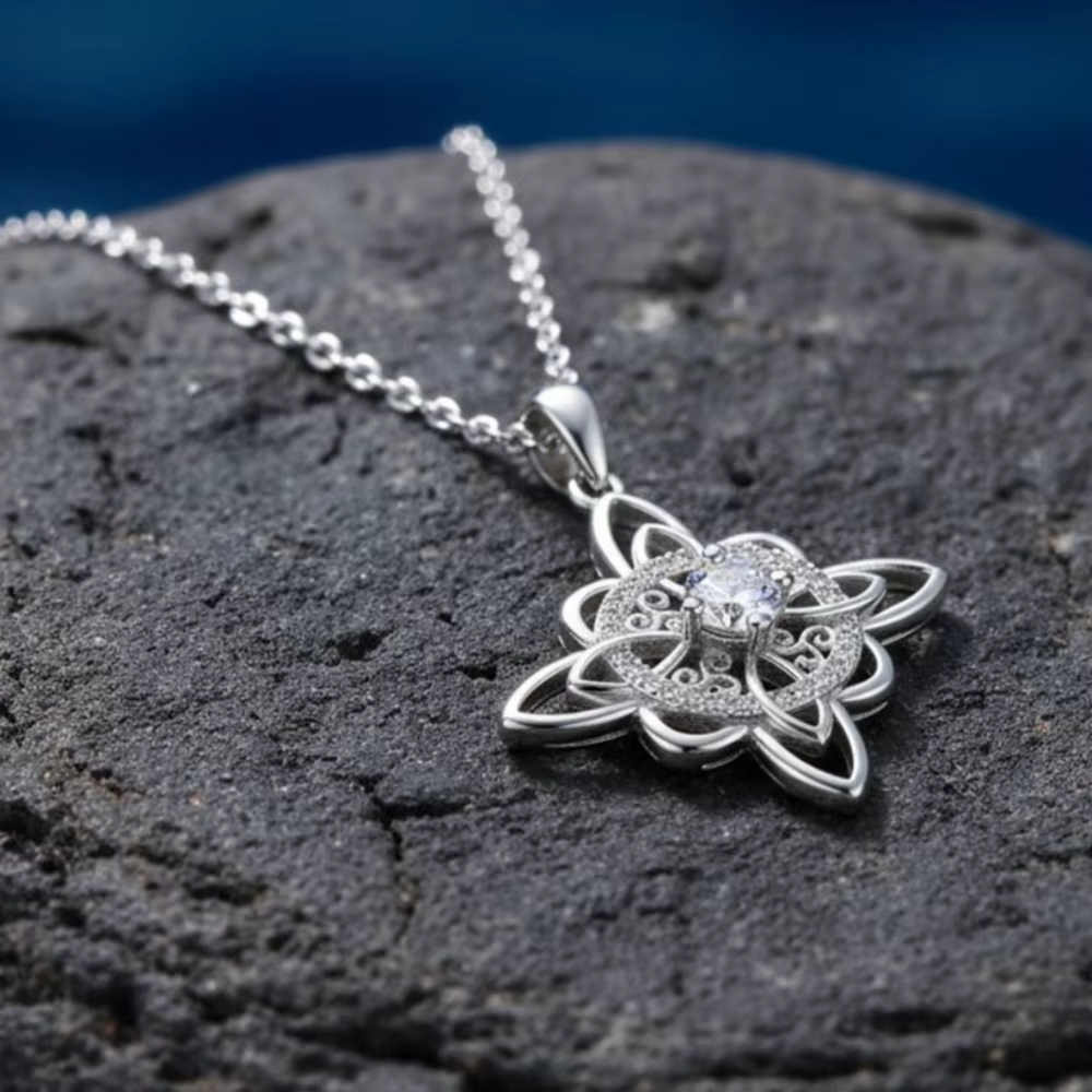 Collier Triskele en argent thaïlandais 925 avec symbole et nœud de sorcière