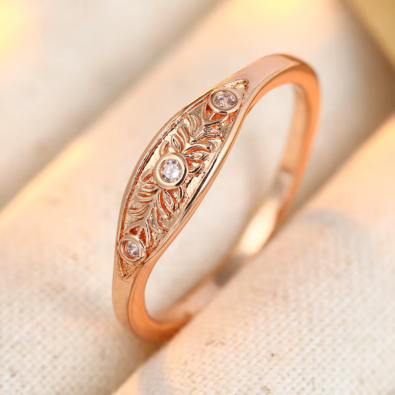 Bague Classique pour Femme avec Fleur Incrustée de Zirconiums Blancs
