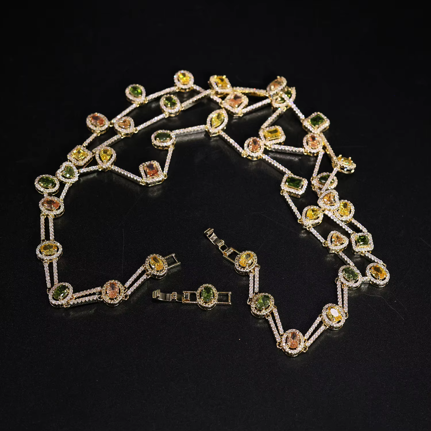 Ensemble collier et boucles d'oreilles en strass brillant