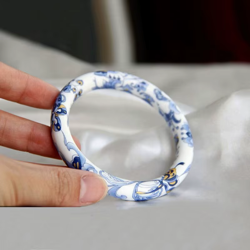 Bracelet Rond Sculpté à la Main en Porcelaine Naturelle Bleue et Blanche