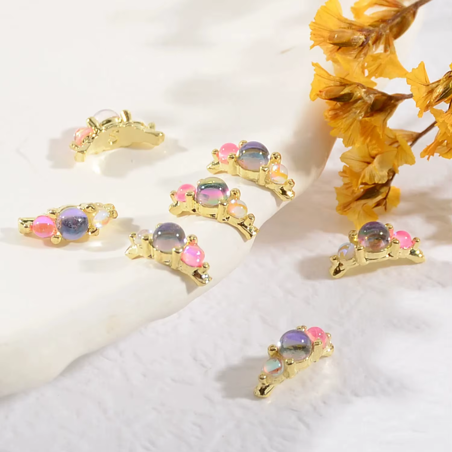 Anneaux de pierres précieuses aurore colorés tendance