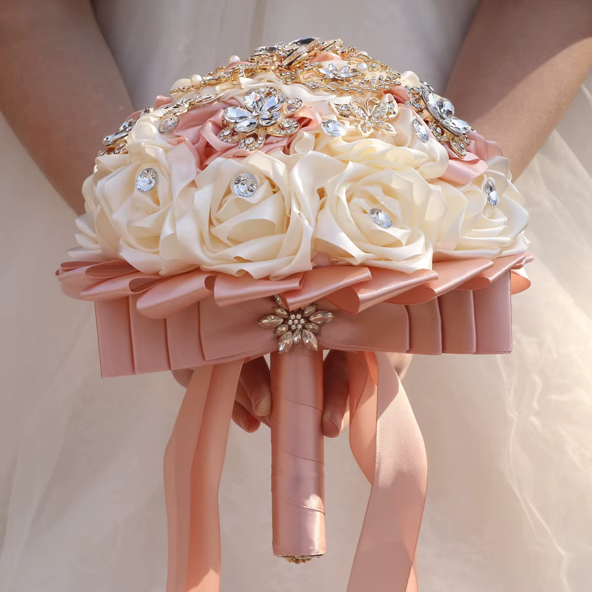 Bouquet de mariage rose champagne de luxe YeeNanee avec couronne de strass