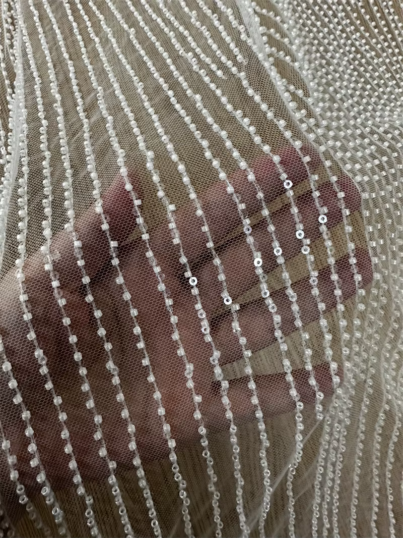 Robe de mariée en dentelle brodée perlée