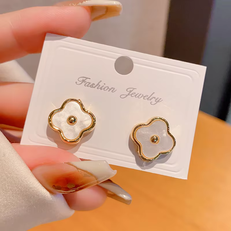 Boucles d'oreilles clous trèfle en laiton et nacre pour usage quotidien