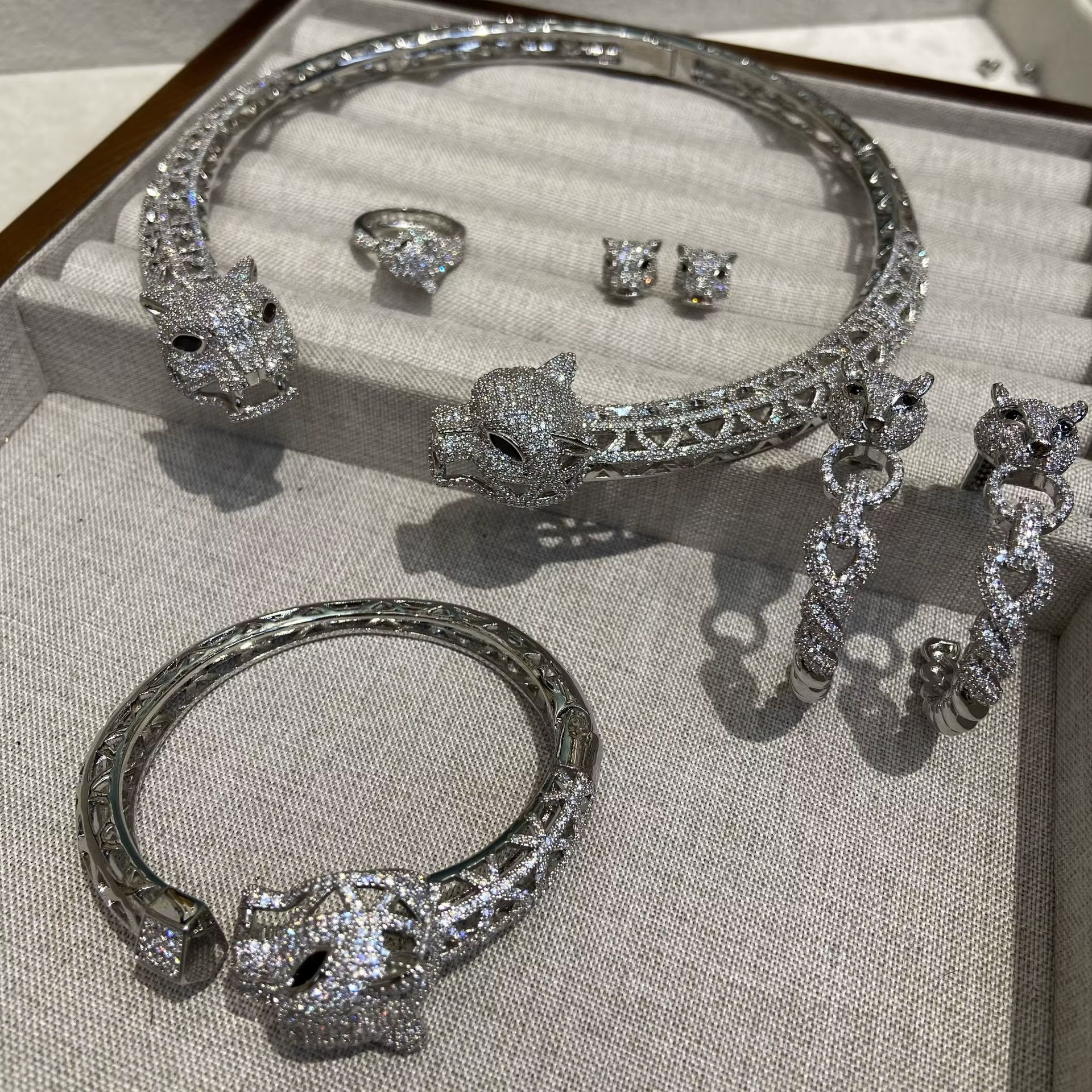 Femmes exagérées plein diamant léopard découpé Bracelet bague femme Jaguar collier boucles d'oreilles 2025