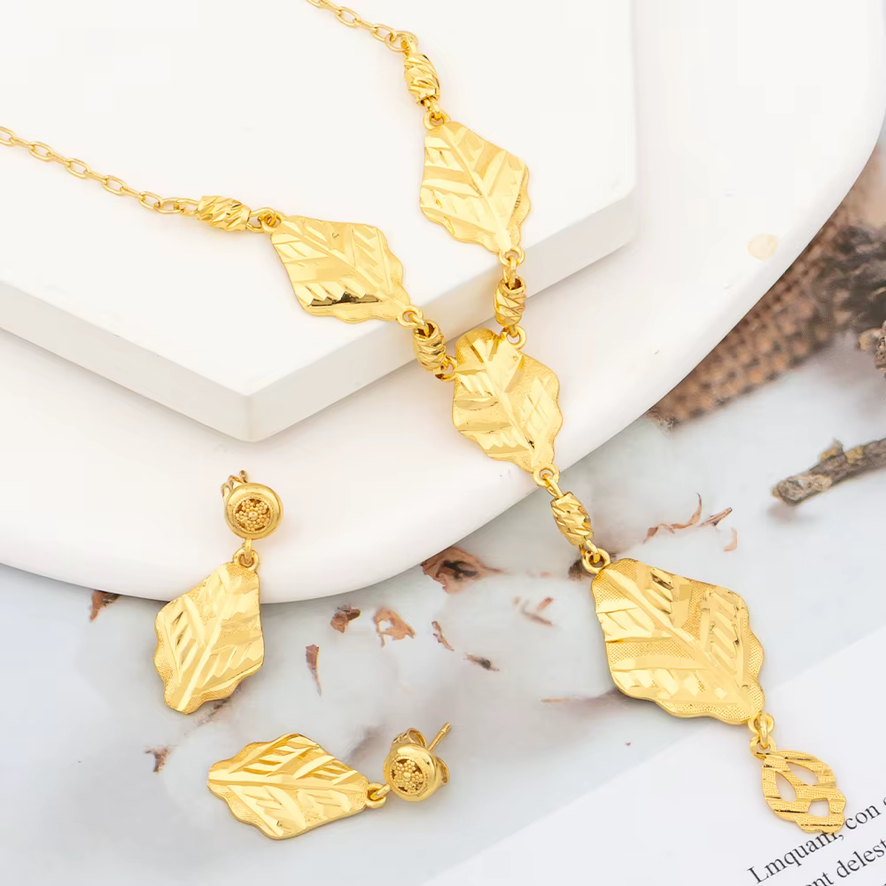 Ensemble de bijoux collier et boucles d'oreilles longs couleur or