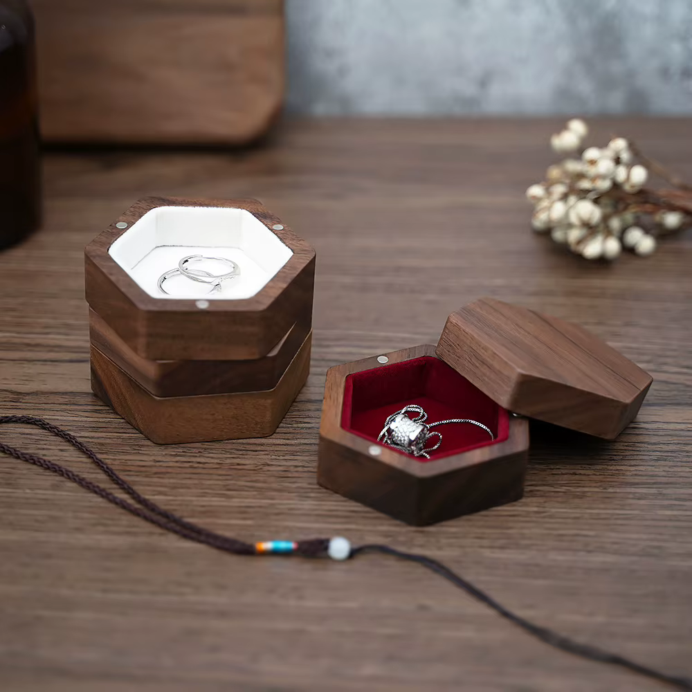 Boîte à bijoux en bois massif