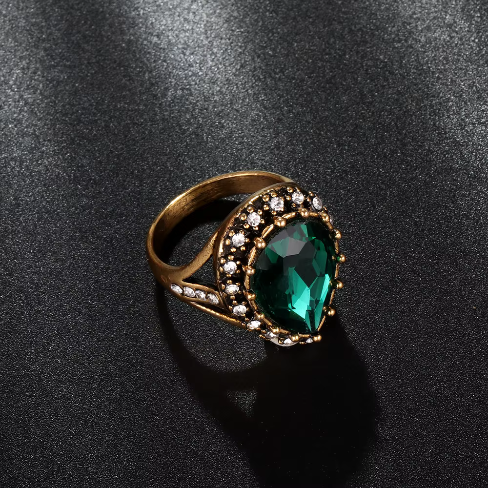 Bague en verre vert rétro