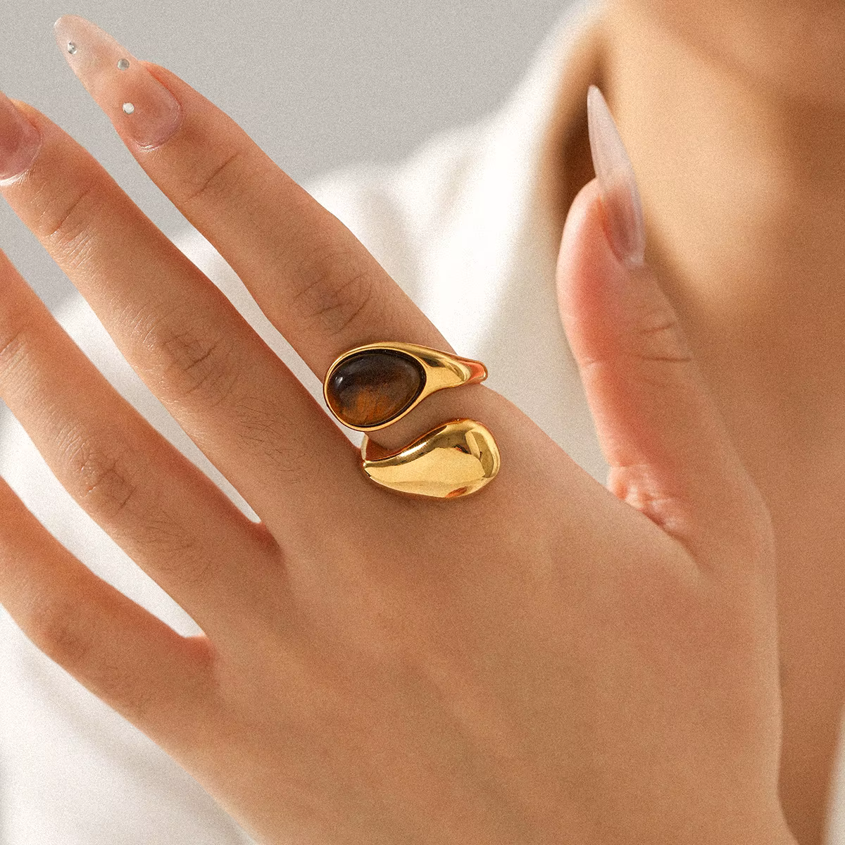 Bague ouverte en œil de tigre plaqué or pour femme