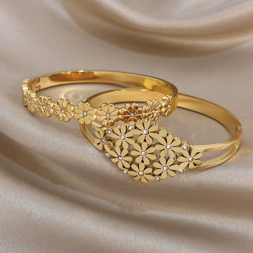 Bracelet manchette AENSOA avec grappe de fleurs incrustées de strass