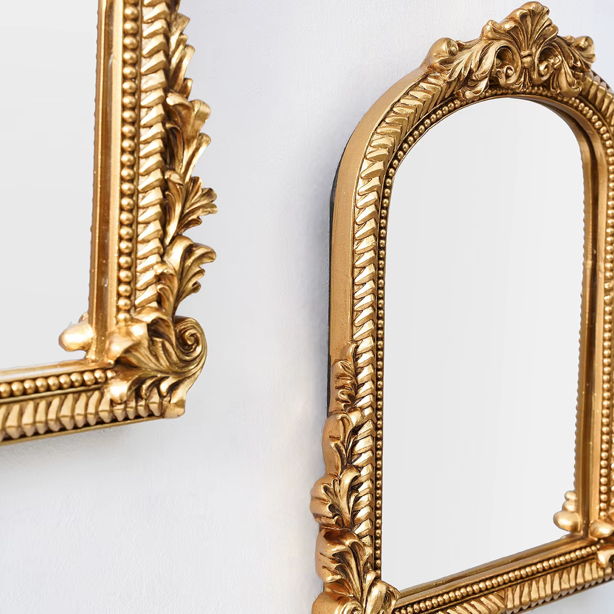 Miroir mural de salle de bain de luxe avec bordure dorée sculptée en forme d'arche