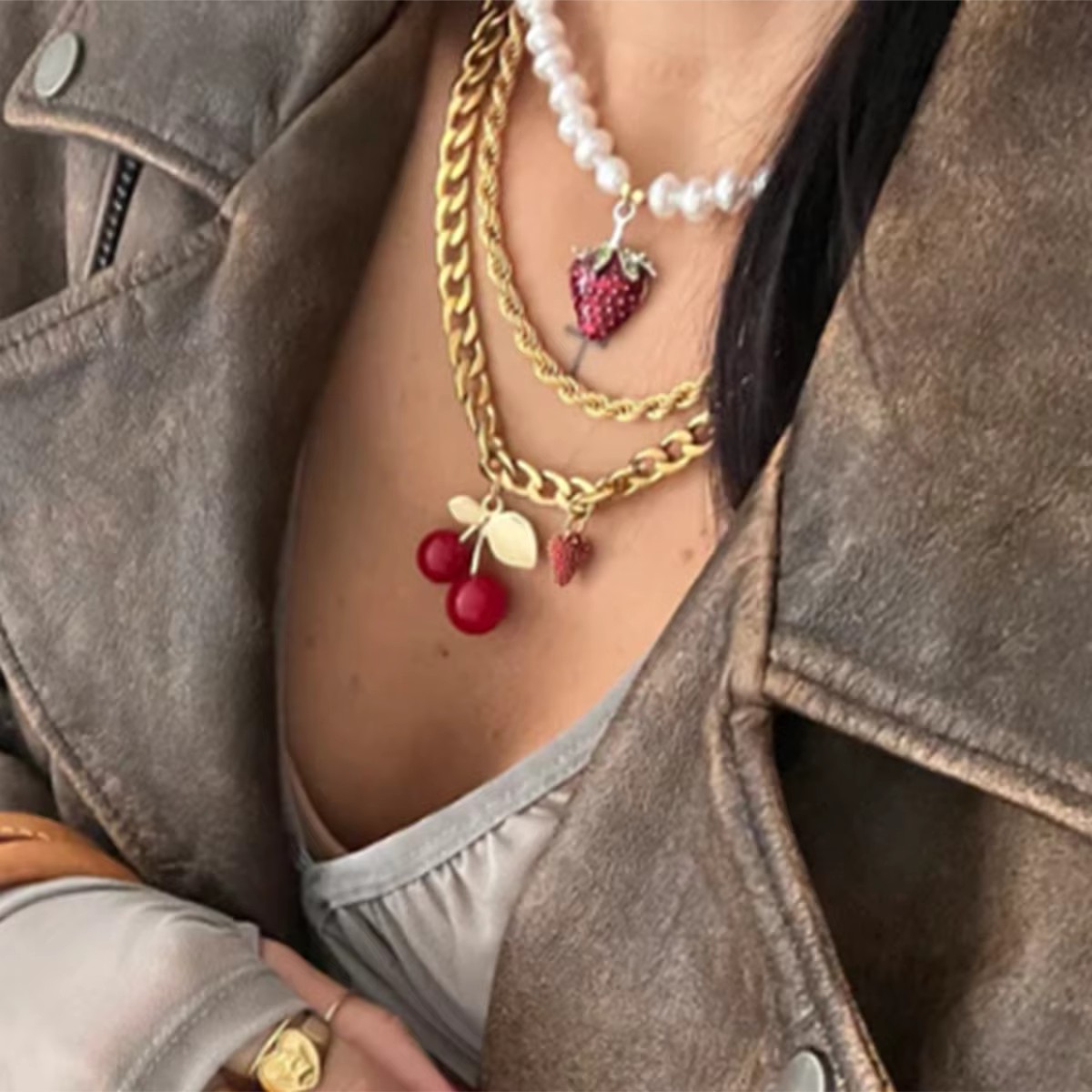 Zora – collier avec pendentif multi-charme pour femmes