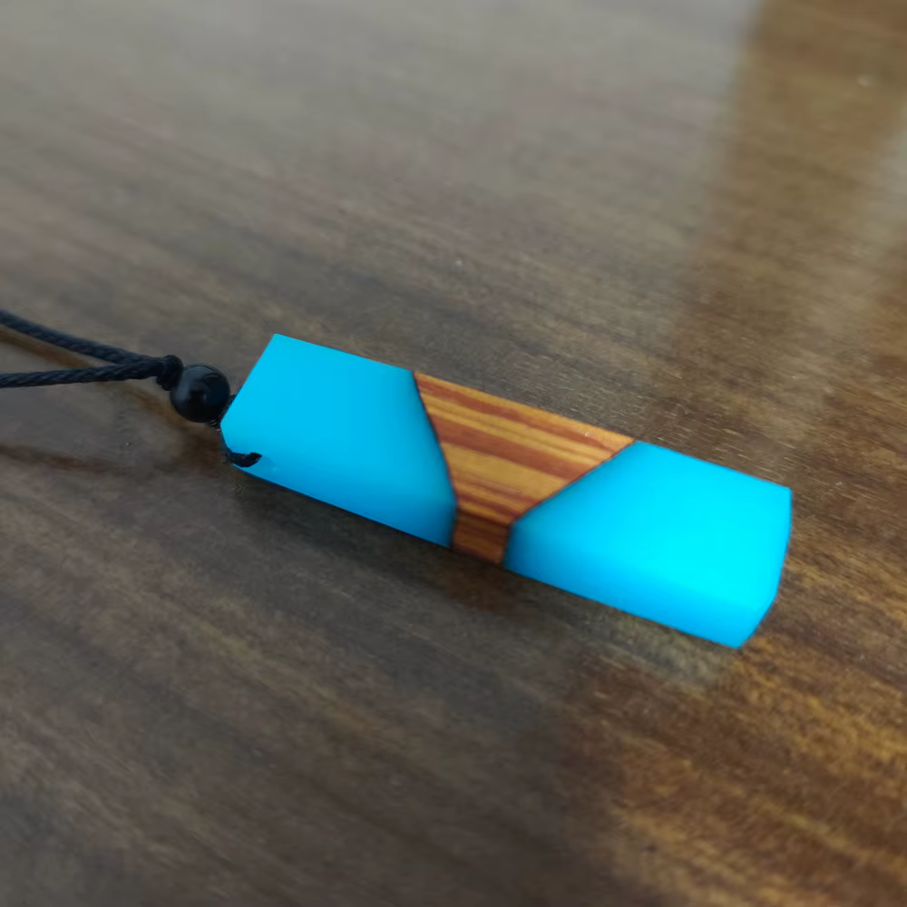Collier pendentif en résine de bois qui brille dans le noir
