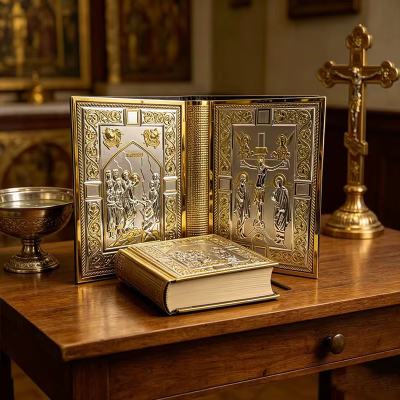 Couverture de Bible orthodoxe vintage plaquée or avec icônes émaillées pour la liturgie de l'Église