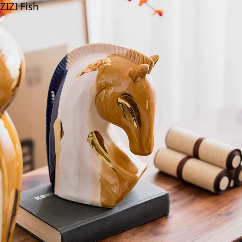 Statue de cheval en céramique peinte plaquée or