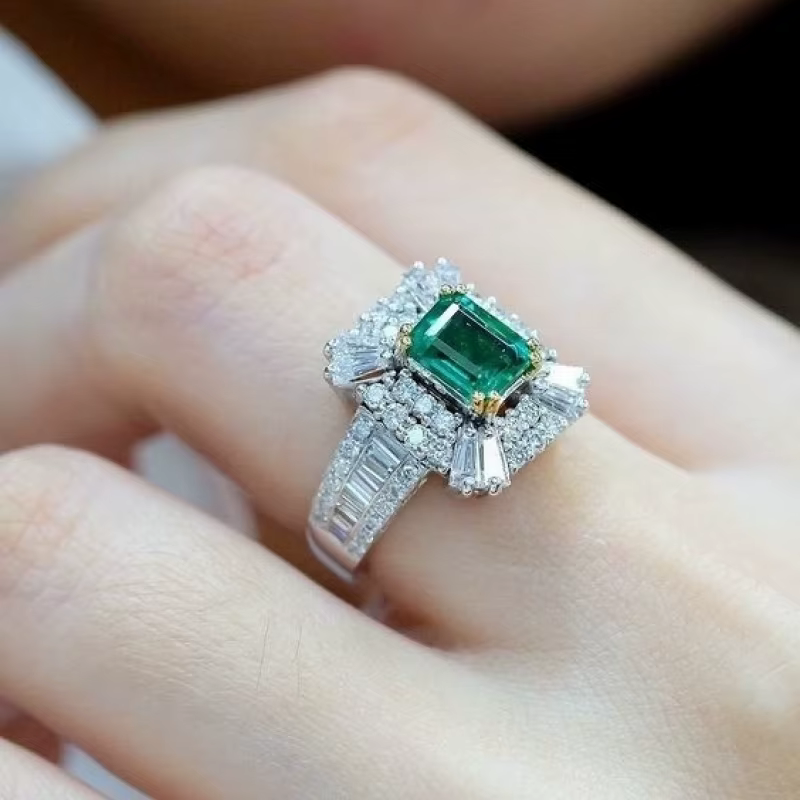 Bague de princesse carrée en émeraude et zircon de style luxueux