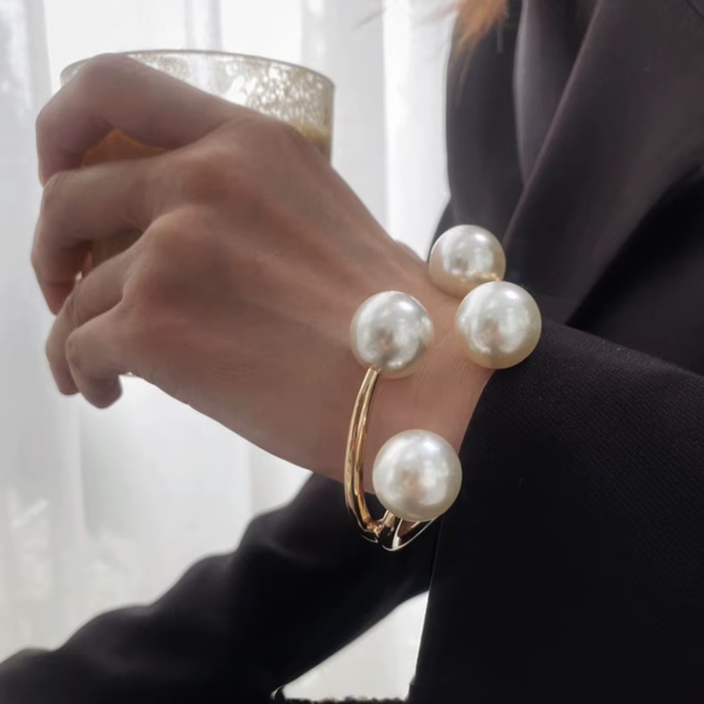 Bracelet large en métal doré avec perles et motifs géométriques