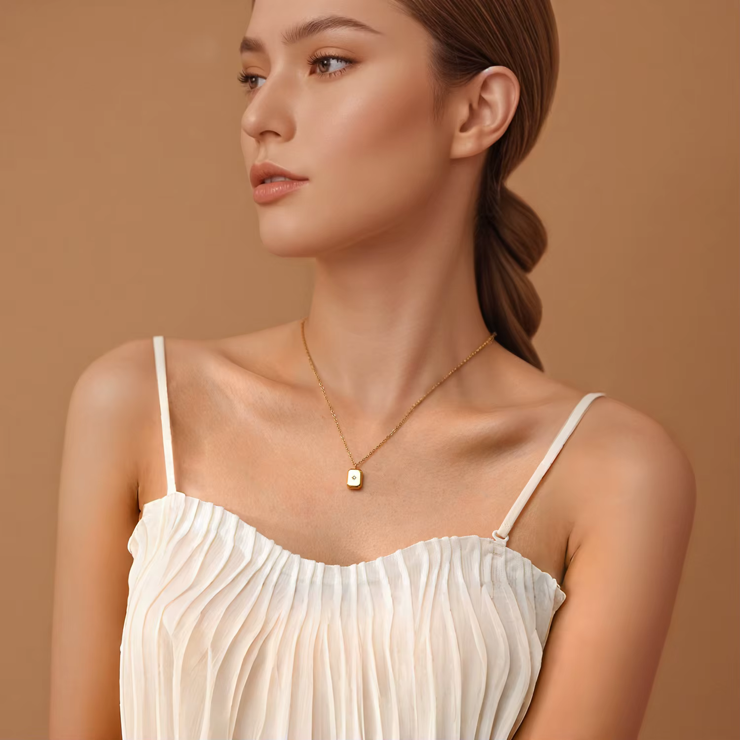 Collier exquis avec pendentif briolette et carré pour femme | Chaîne plaquée or 18 carats en acier inoxydable poli