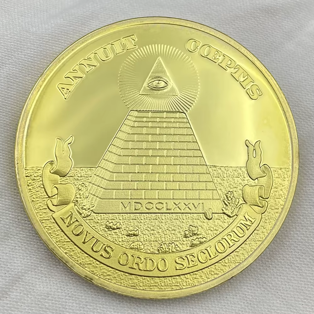 Pièce commémorative maçonnique - Badge d'art plaqué or avec l'Œil tout-voyant et la Pyramide