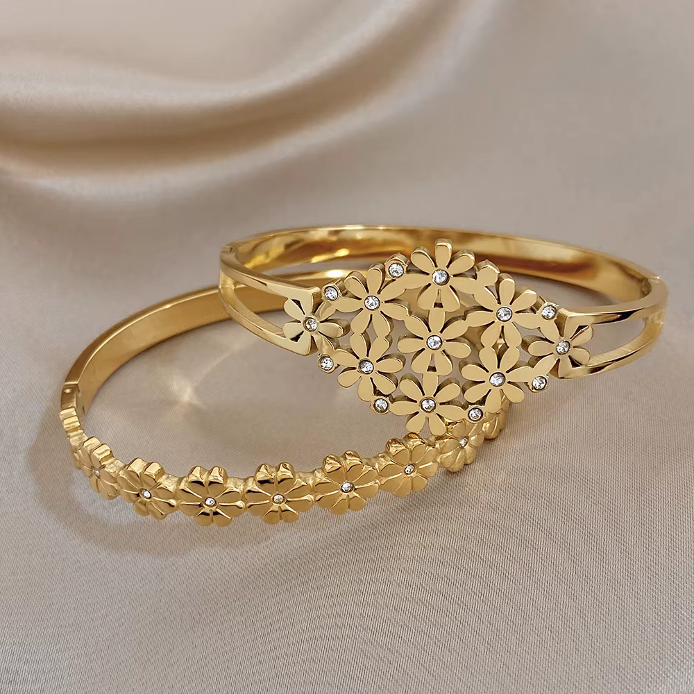 Bracelet manchette AENSOA avec grappe de fleurs incrustées de strass