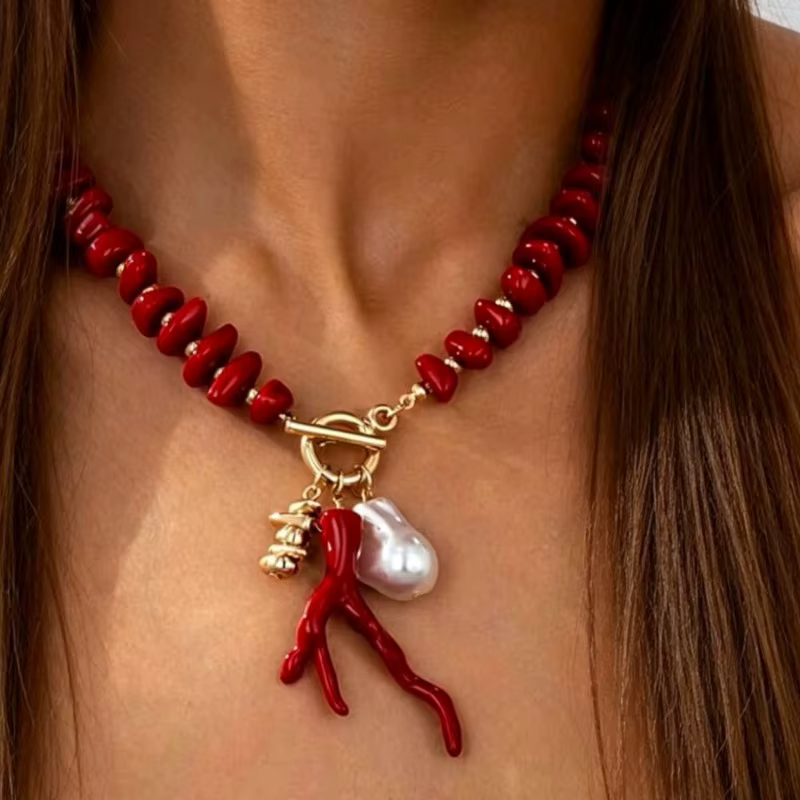 Collier de perles corail avec chaîne irrégulière