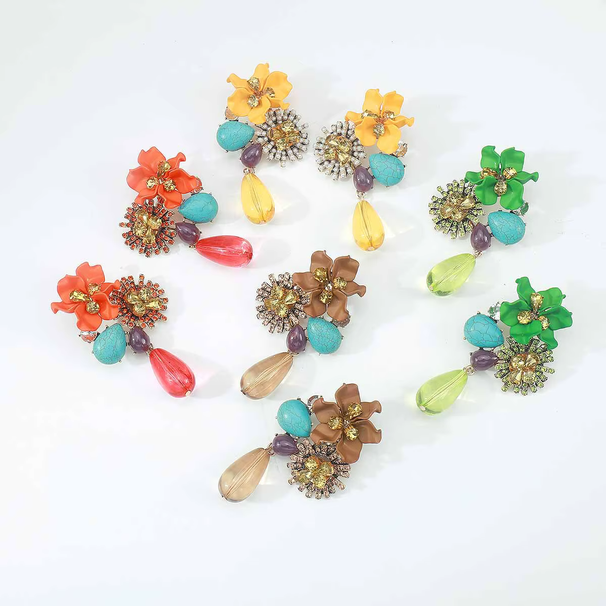 Boucles d'oreilles florales incrustées de diamants