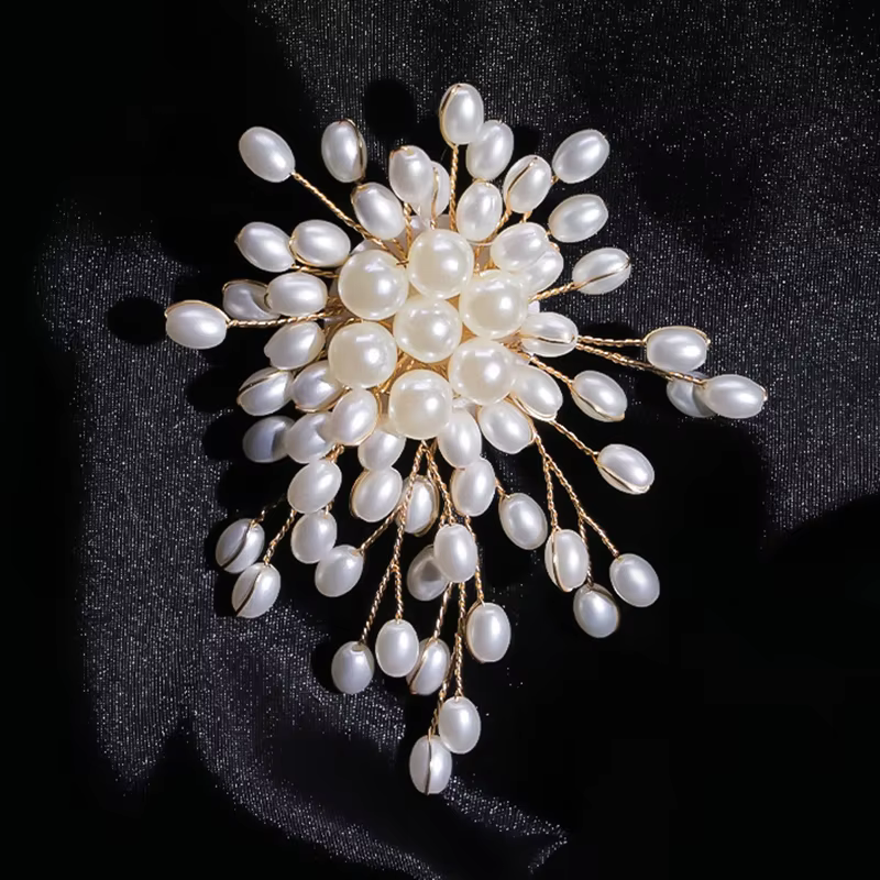 Broche élégante en forme de fleur de perle