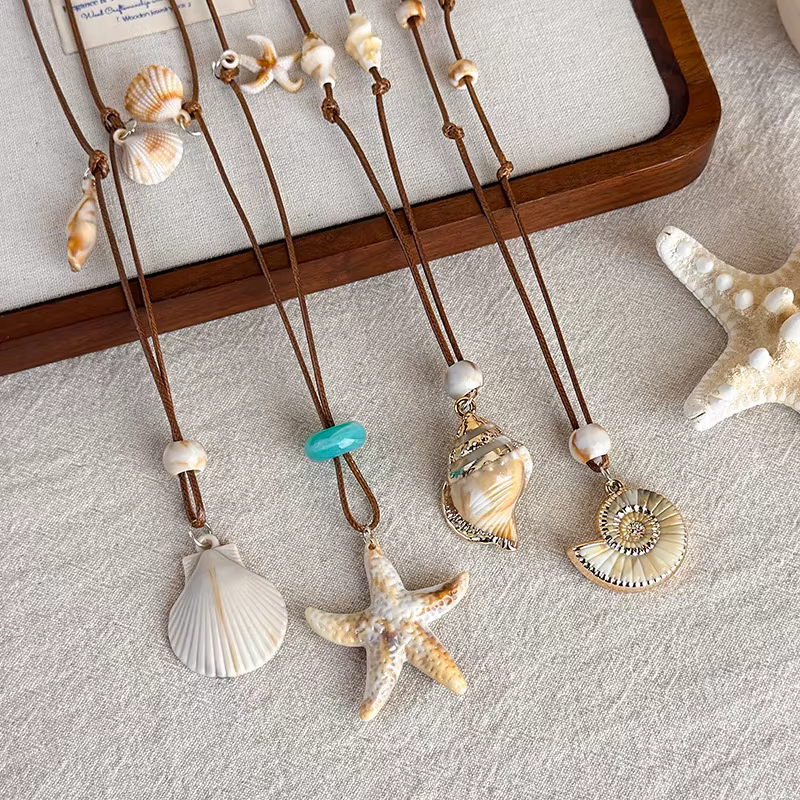 Collier tendance 2026 avec pendentif étoile de mer et perles coquillages