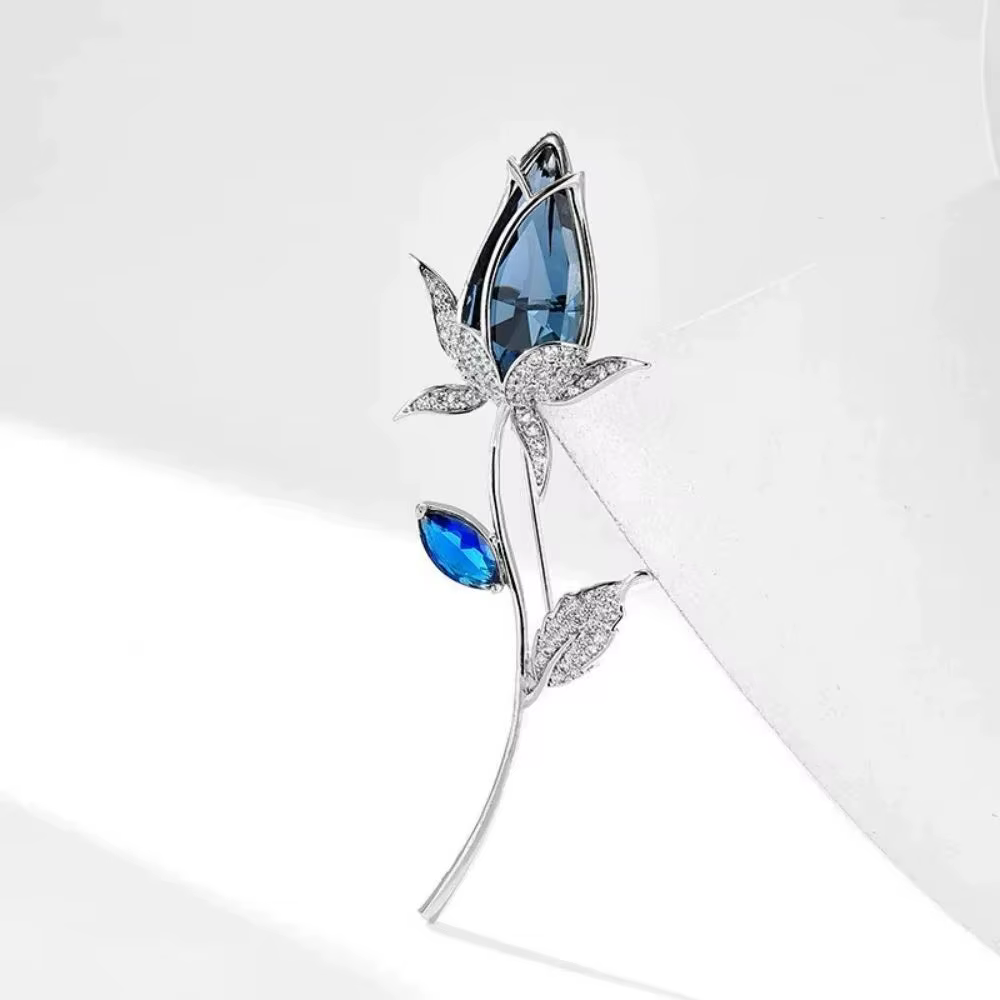 Broche incrustée de strass scintillants de luxe à la mode