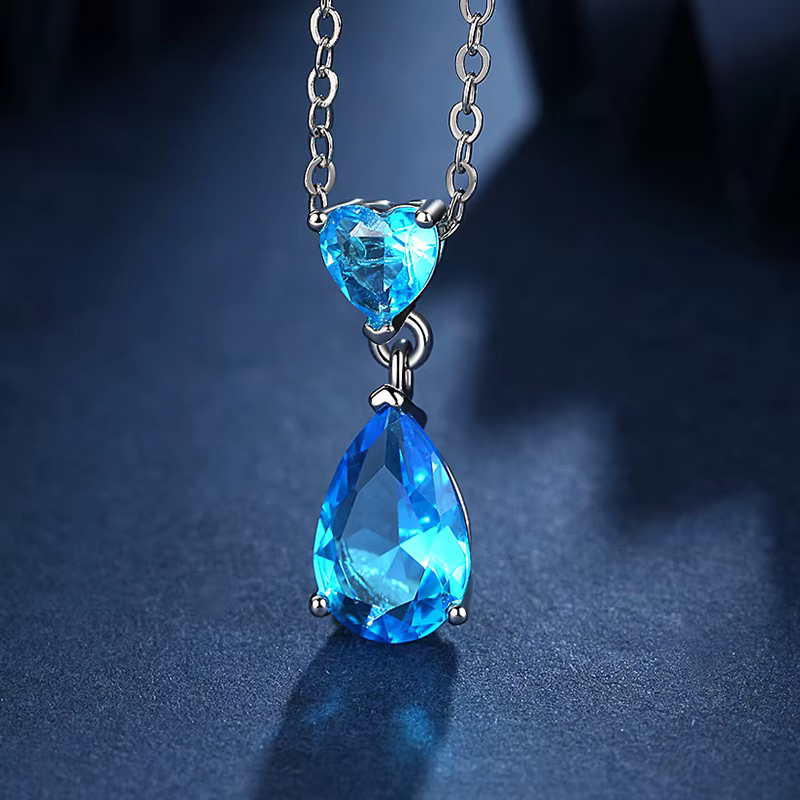 Collier pendentif trèfle à quatre feuilles en forme de cœur
