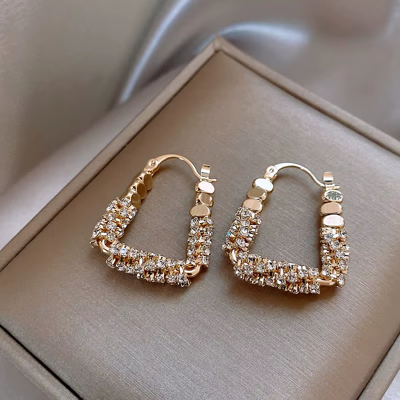 Conception du nouvel an: Micro ensemble géométrique irrégulier boucles d'oreilles en métal Zircon accessoires d'oreille de luxe pour les femmes en 2025 bijoux de mode